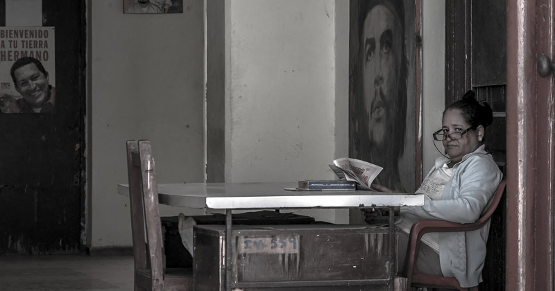 State employee reading the newspaper at the reception of the Defense Committee of the Revolution