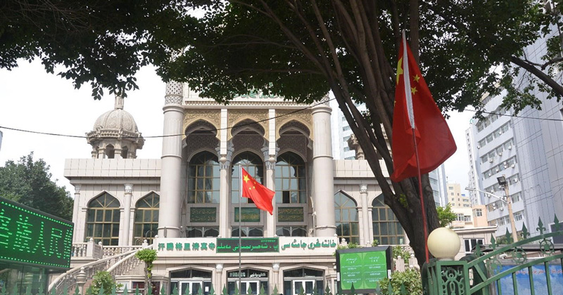 Chinese flags wave in front of Hantängri Mosque in the Nanmen neighborhood of Ürümchi (Timothy Grose)